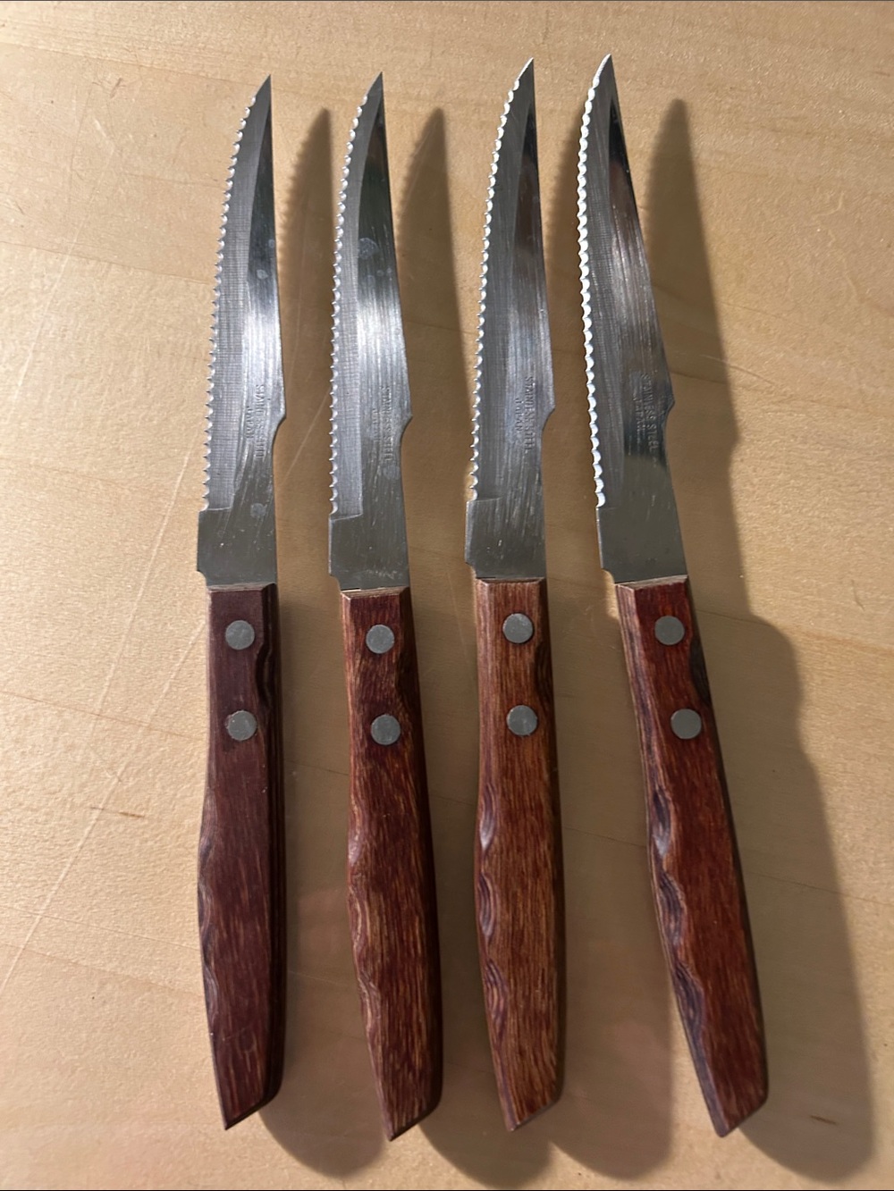 Set of 4 Serrated Steak Knives with Wood Handles - Brown